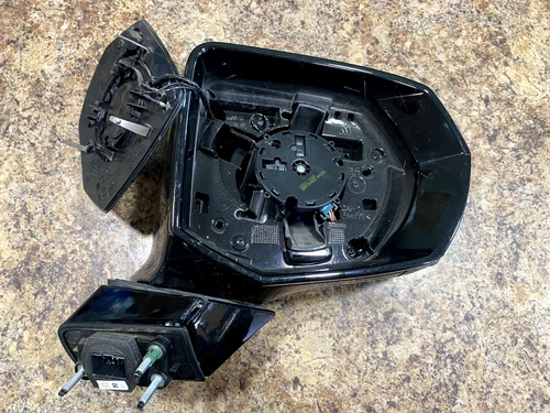 2022 Chevy Tahoe RH Right Side View Mirror w/ Blind Spot Signal Damaged for part