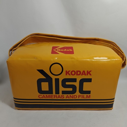 1980er Kodak Disc Kamera & Film Tragetasche gelb isolierte Kühlbox mit Tragehan