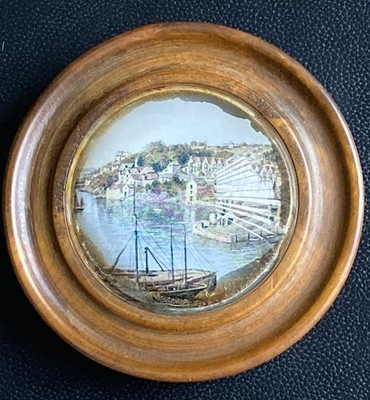 Antiker Briefbeschwerer Glaskuppel Aquarell Cornish Fischerdorf 19. Jahrhundert 
