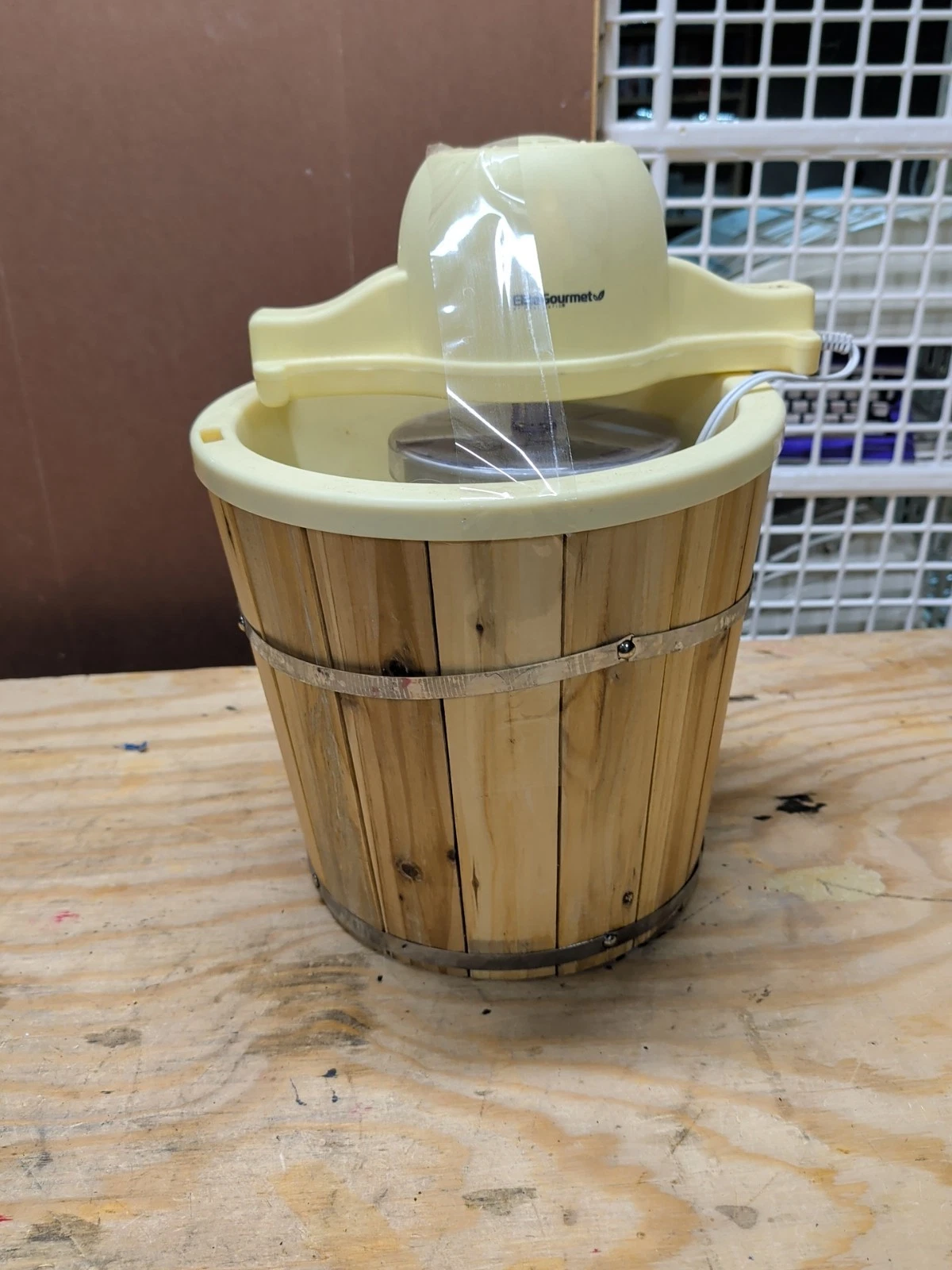 Elite Gourmet 4 qt. Old Fashion Electric Ice Cream Maker Broken Lid Cracked Top