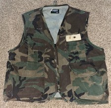 SafTbak Woodland Camo Fishing /Hunting Vest Made in USA Men  s size L Wool Patch
