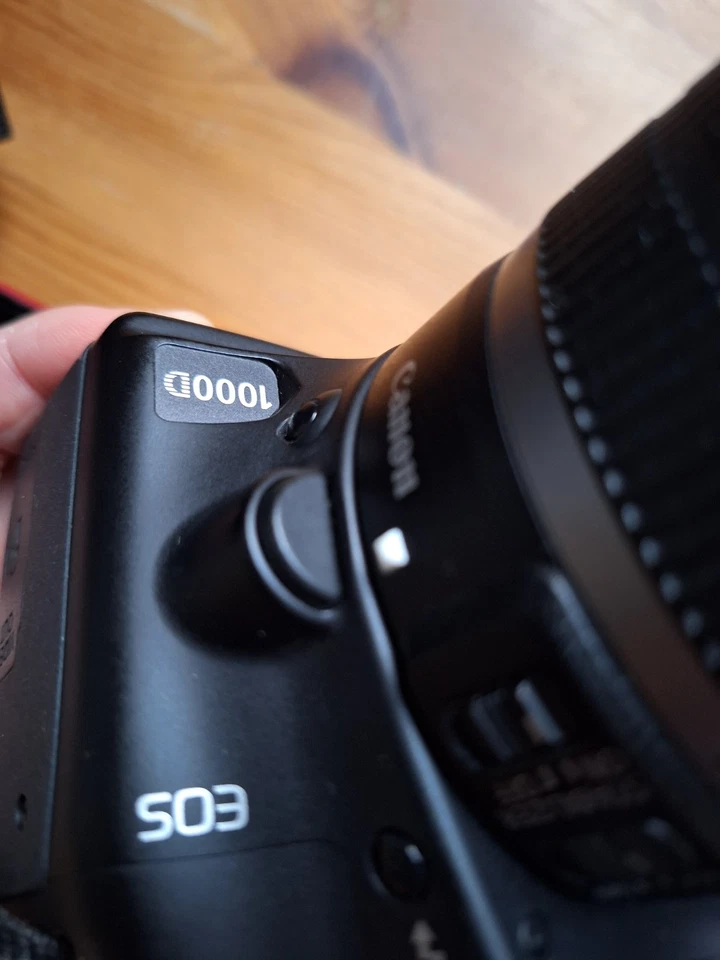 Digitale Spiegelreflexkamera Canon EOS 1000D mit Zubehörpaket und Tasche - Bild 3 von 4