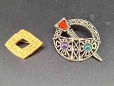 Douglas PAQUETTE Overlap Ribbon Brooch & Sol d’or Antiqued Gold Celtic Brooch