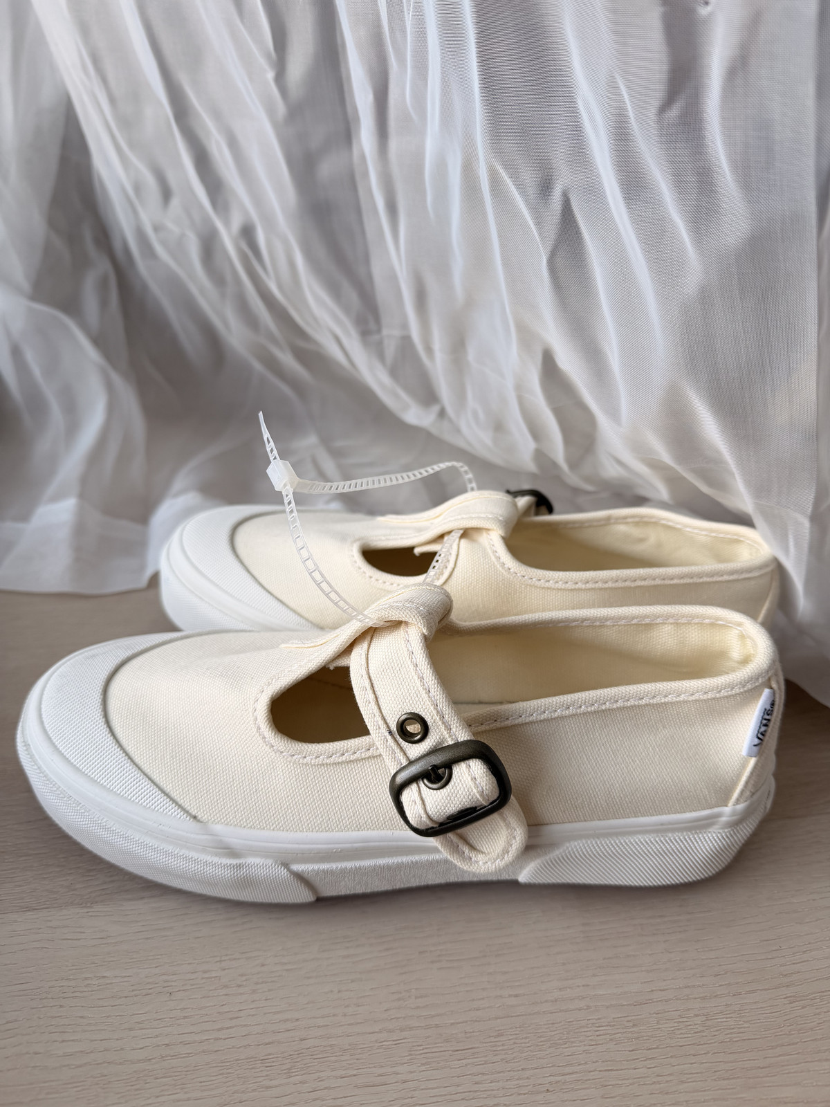 NEW Vans Style 93 Mary Jane Women 5.5, Mens 4 Cream/Off White Canvas Buckle Shoe thumbnail 2