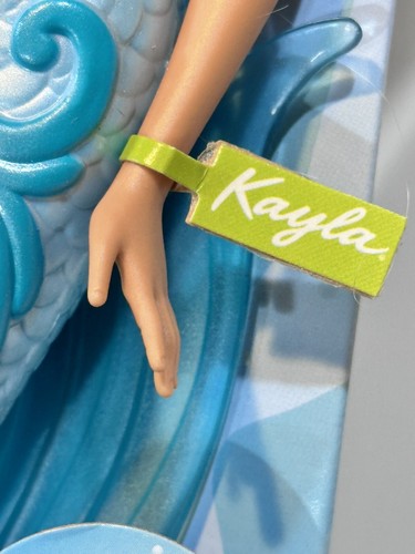Poupée Barbie Fairytopia sirène magique Kayla avec longs cheveux blonds et bleus ~ Neuve 🐳 - Photo 11 sur 24