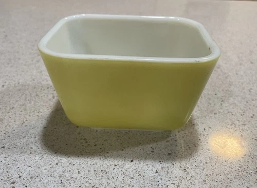 Vtg Pyrex Yellow Refrigerator Dish 1 .5 Cup Fridgie #501B Primary Yellow