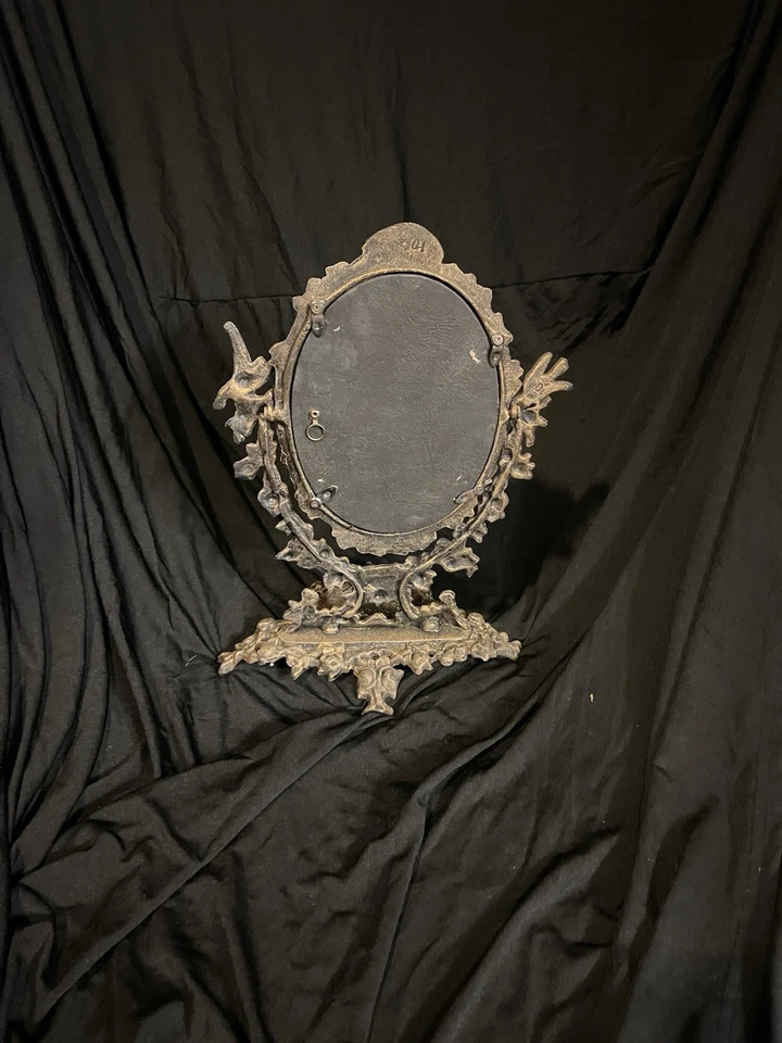 Espejo de tocador vintage de latón fundido pulido ornamentado con bandeja para baratijas Foto 3 de 4