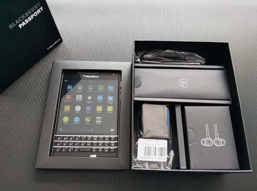 BlackBerry Passport 未使用品 Unlocked BlackBerry Passport Silver Edition Q30 SQW100-4 13MP