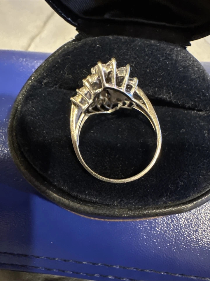 Anillo con racimo de diamantes de oro de 18 quilates Foto 2 de 4