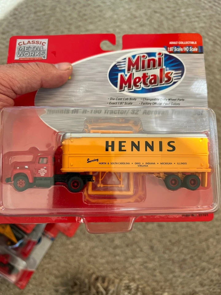 Classic Metal Works 1/87. Hennis IH R-190 Tractor 32' Aerovan Trailer Set. 31101 - Image 2 of 3