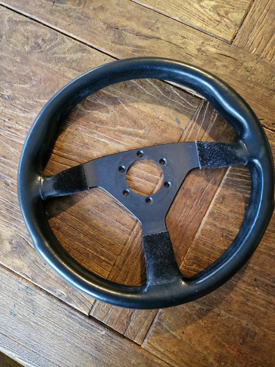 momo TYP V35ステアリングホイール momo TYP V35ステアリングホイール MOMO Black Leather Steering
