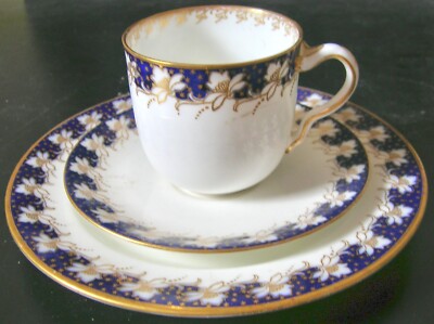 EIN WEDGWOOD BONE CHINA ''STARRY FLOWERS'' MUSTER KAFFEE TRIO, um 1900, TOP