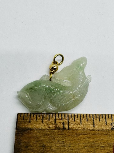 LOVELY VINTAGE 14K GOLD CARVED JADE STONE FIGURAL FISH FISHERMAN PENDANT - Picture 5 of 8