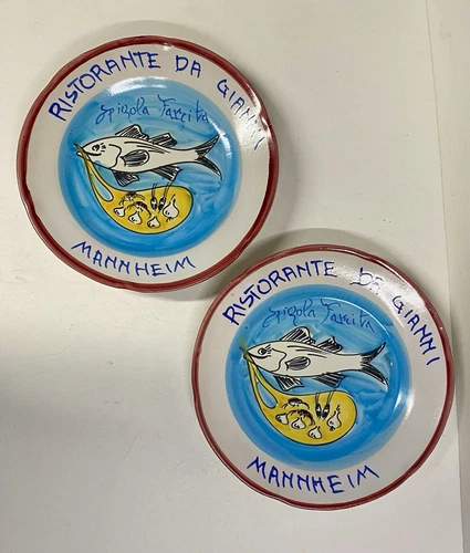Set Of 2 Ristorante Da Gianni Spigola Del Buon Ricordo Mannheim Fish 9.0” Plates - Picture 2 of 10