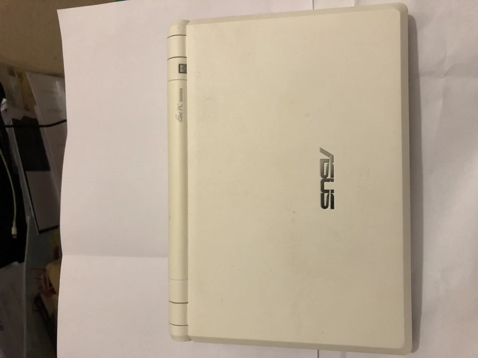 ASUS Eee PC SSD 2G Surf white Netbook with ac power supply - Image 3 of 4