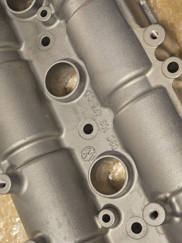 NEW GENUINE SEAT LEON 1.4TSI ROCKET COVER HEAD COVER CAMSHAFT HOUSIN 03C103475BC - Picture 16 of 16