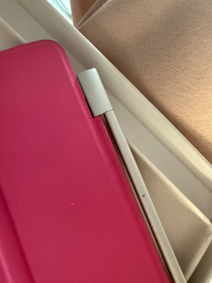 Genuine Apple iPad Smart Case (Model MD457ZM/A) in Pink/Magenta - New -Wrong Box - Image 2 of 4