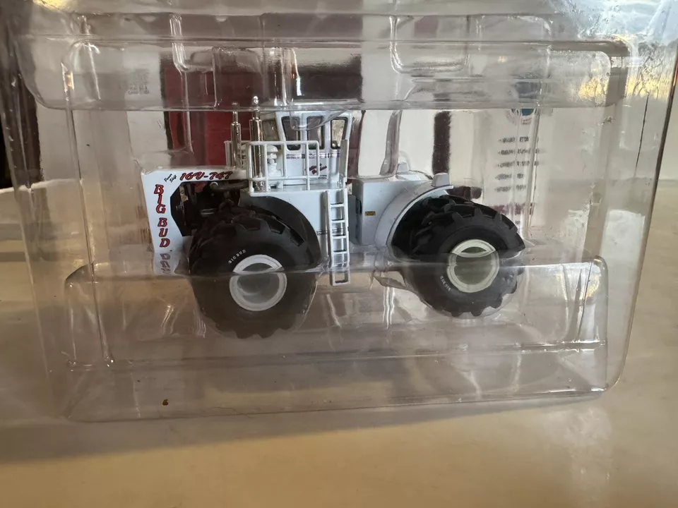 Big Bud 16V-747 Tractor 4WD Duals Factory Edition DCP 1:64 Scale Toy Farmer - Image 2 of 4