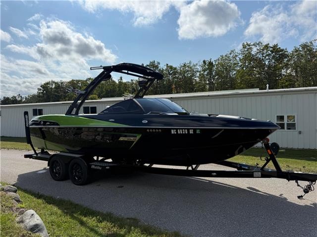 2015 Malibu Wakesetter 23 LSV  Black