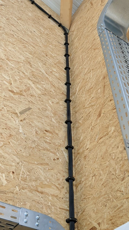 50 Stück Kabelschellen Kabelklemmen DDR TGL 4877 LOFT SCHWARZ WEIß ROT BLAU - Bild 4 von 4