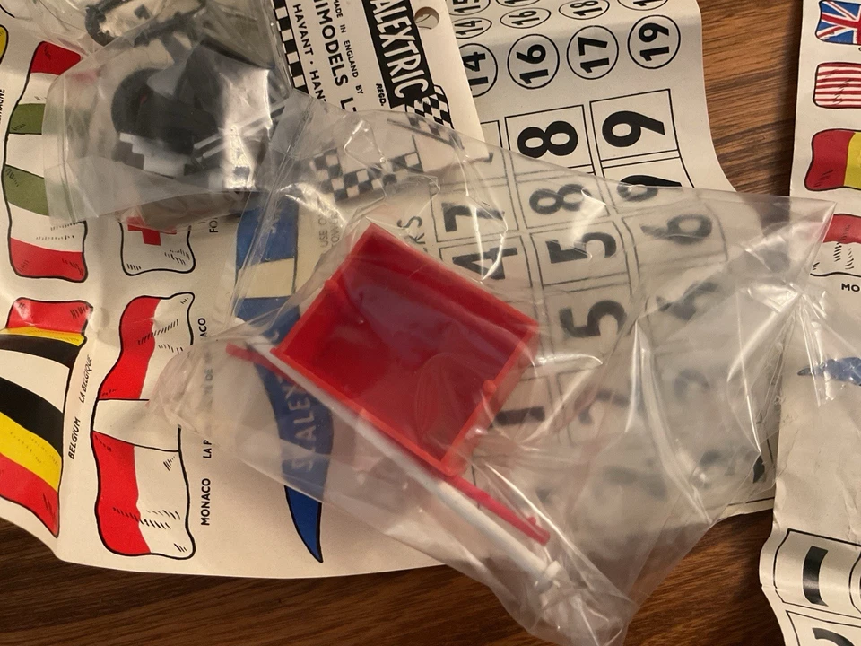 Scalextric Boxed A202 Racing Pit + Accesorios para pozos A223 sin usar y 2 hojas de bandera - Imagen 2 de 4