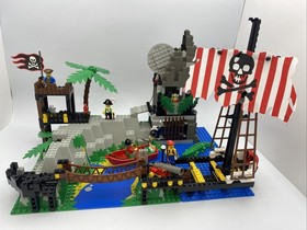 Lego Pirates 6281 Pirates Perilous Pitfall - w/ Minifigs & Manual! 99% Complete