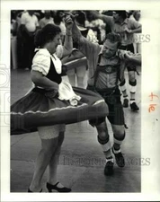 1987 Press Photo Members of G.T.E.V. Schlierachter Stamm Dancers at Oktoberfest