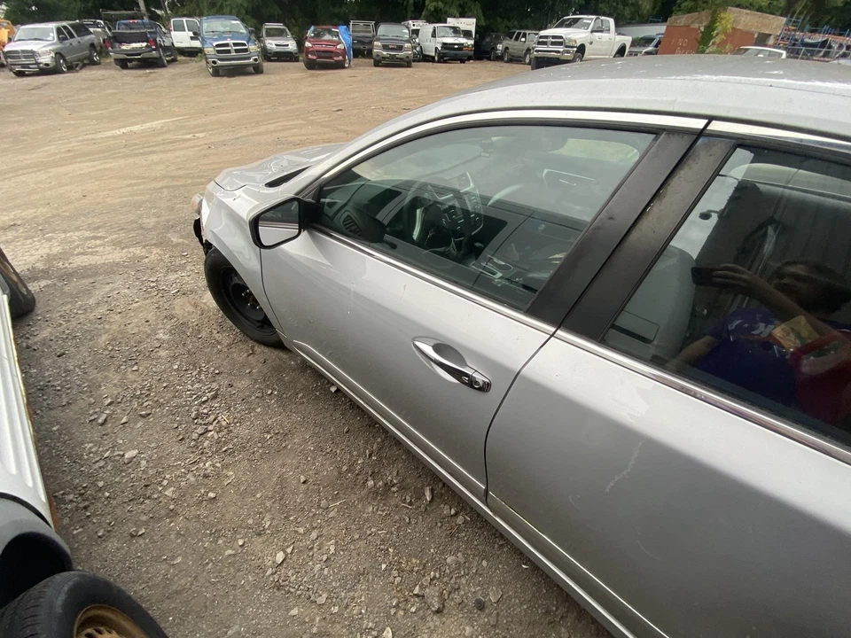 Used Front Left Door Assembly Front fits: 2017 Nissan Altima electric Sdn w/auto Foto 3 de 4