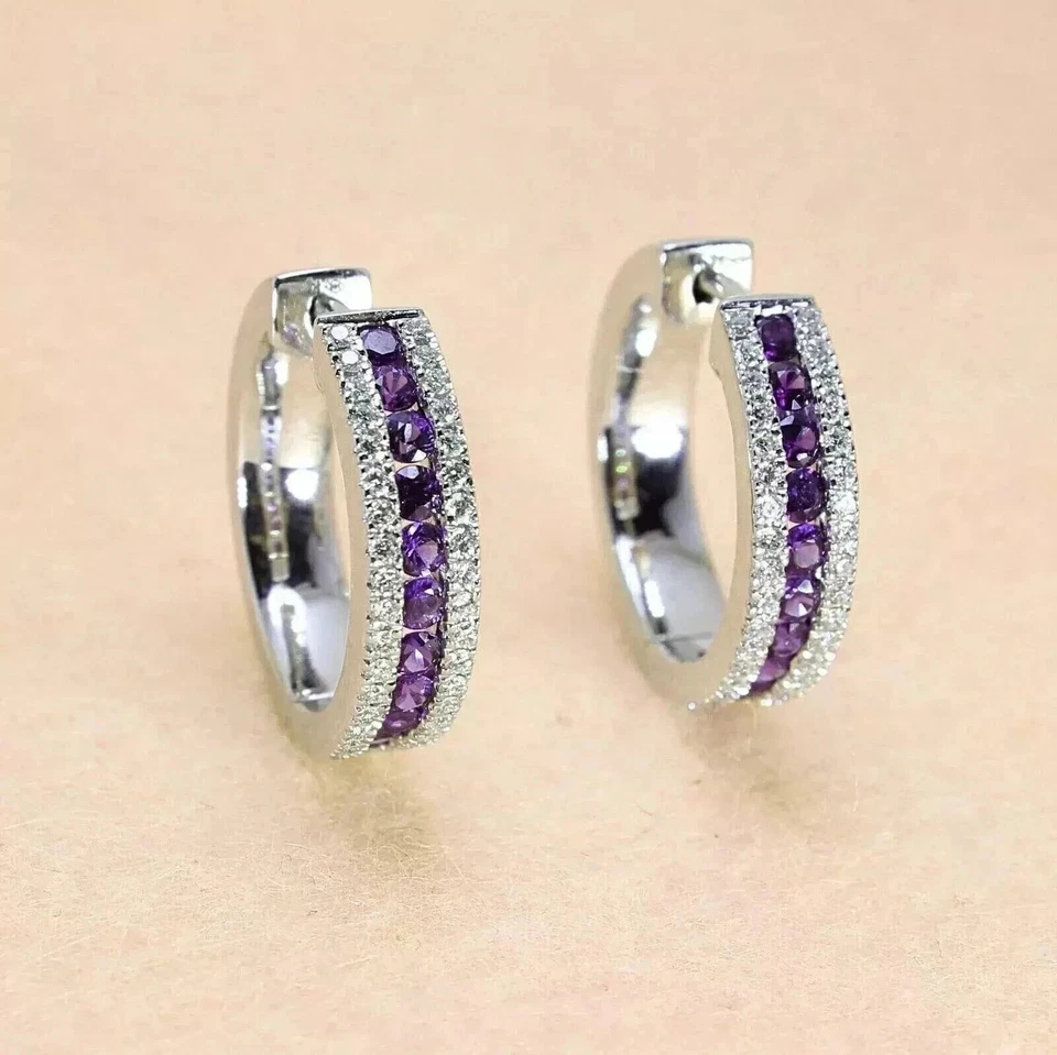 Pendientes de aro de amatista simulada de corte redondo de 1 quilate para mujer enchapados en oro blanco de 14 quilates Foto 3 de 4