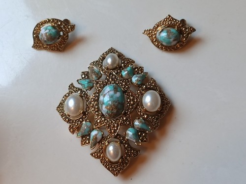 VINTAGE SARAH COVENTRY REMEMBRANCE CLIP BROOCH&EARINGS SET, PRISTINE CONDITION - Picture 15 of 17