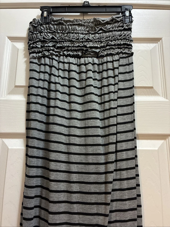 Maxi Vestido Para Mujer Xhilaration Talla Mediana, Sin Mangas Volantes Gris Negro Rayas Foto 2 de 4