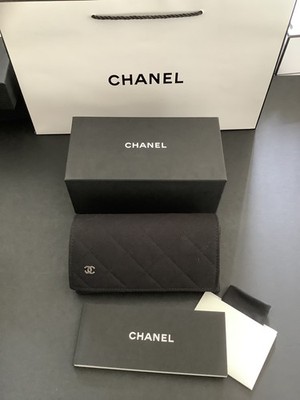Chanel schwarzes weiches großes gestepptes Etui, Putztuch & harte Aufbewahrungsbox 