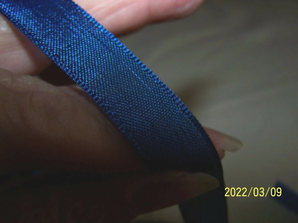 Ancien ruban en soie de couleur bleu foncé..  N°142 - Photo 4/4