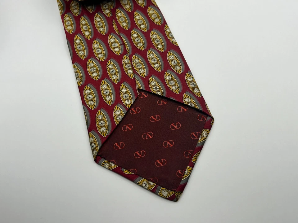 Corbata de seda Valentino rojo oscuro con diseño de formas oblongas doradas y plateadas Italia Foto 3 de 4