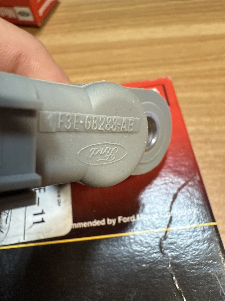Sensor de posición del árbol de levas del motor OEM MOTORCRAFT DU-72 Ford 1F3Z-63288-AB Foto 3 de 4