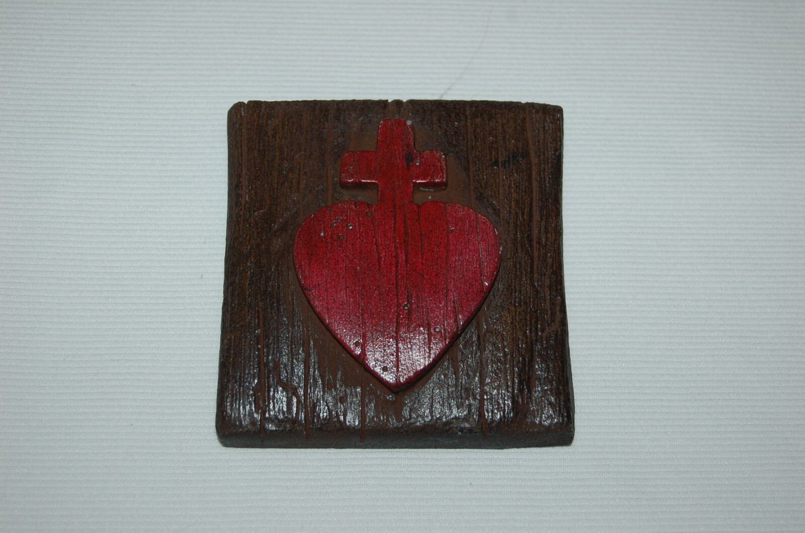 SACRÉ CŒUR EN PLATRE ROUGE ET MARRON A SUSPENDRE 9.5/9.8cm