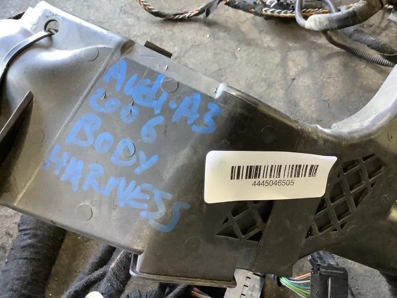 Audi A3 2006 2,0 T carrocería tracción delantera arnés de cableado con caja de fusibles de cabina OEM+ Foto 3 de 4