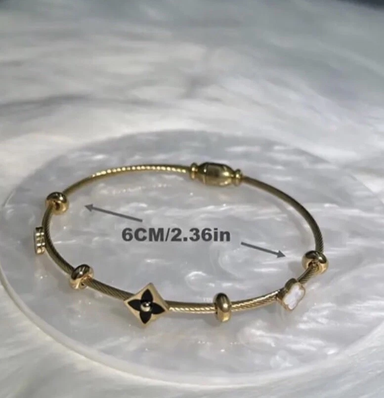 Pulseira de aço inoxidável folheada a ouro 14K trevo preto fecho magnético - Imagem 3 de 4