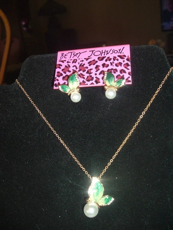 Betsey Johnson COLLAR ALA MARIPOSA PERLA CRISTAL ESMALTE VERDE + CONJUNTO DE PENDIENTES Foto 3 de 4