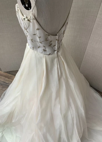 Bridal dress Givenchy wedding gown, silk embroidered leaves motif, sample dress  - Picture 11 of 24