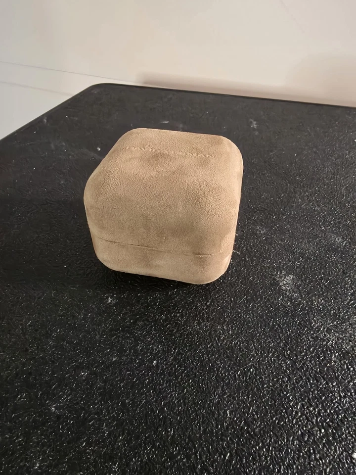 "Caja de anillo pequeña vacía David Yurman 2"" gamuza topo joyero auténtico" Foto 2 de 4
