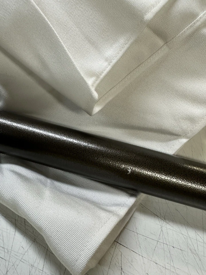 Paraguas redondo Pottery Barn 6 pies y marco bronce aluminio toldo natural Foto 3 de 4