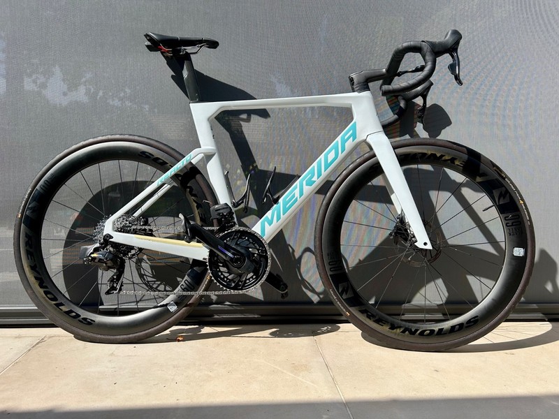 Merida Reacto 9000 SRAM Force AXS Disc Road Bike 2024 Medium - with pedals