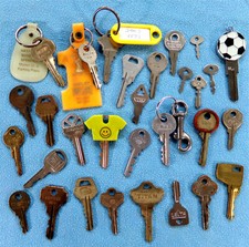 VINTAGE KEYS 30 Unique Mixed Key Lot Steampunk Art Craft Jewelry Collector Set