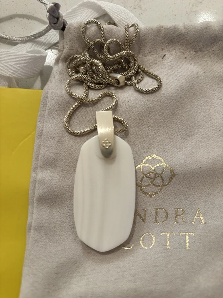 Collar Colgante Ajustable Kendra Scott, Tono Dorado con Madreperla, 36" Foto 2 de 4