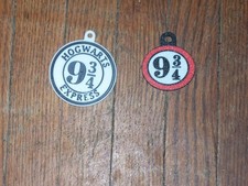 2-HARRY POTTER HOGWARTS KEYCHAINS FREE SHIPPING