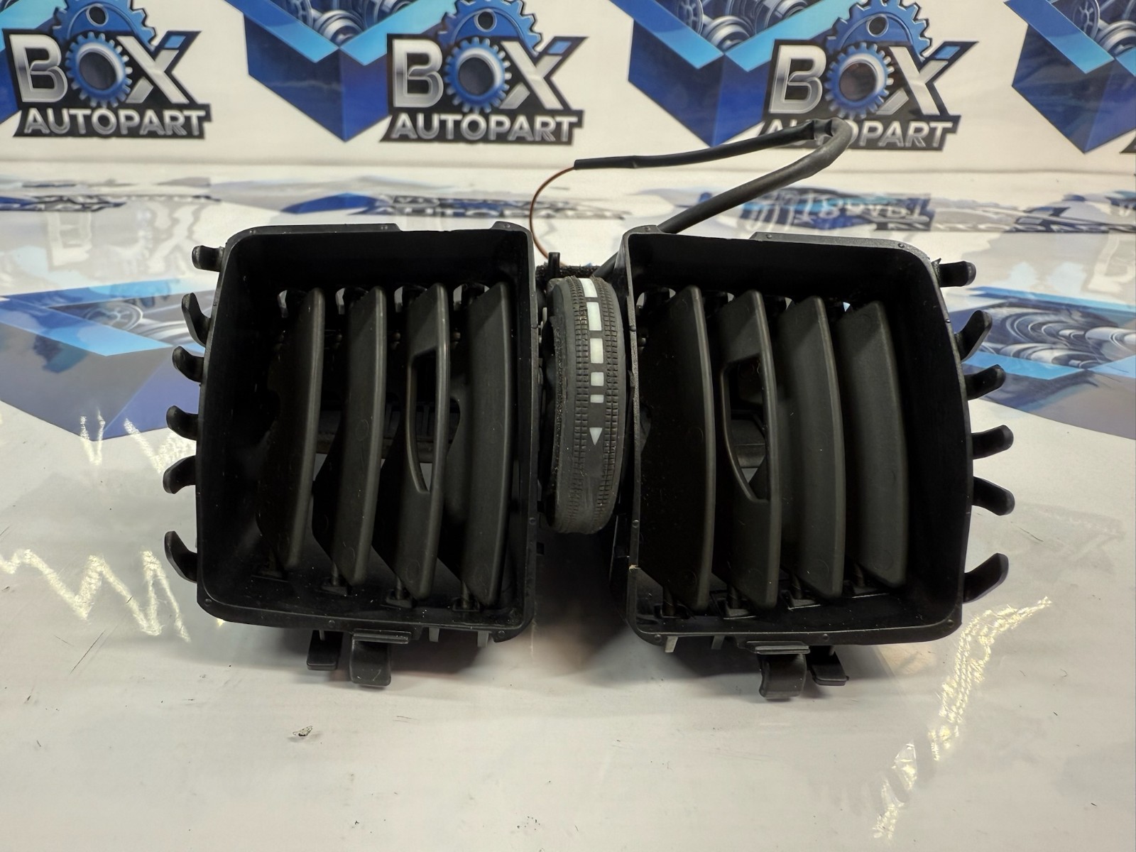 08-14 MERCEDES W204 C250 C350 REAR CENTER CONSOLE AIR VENT AC TRIM OEM 221531