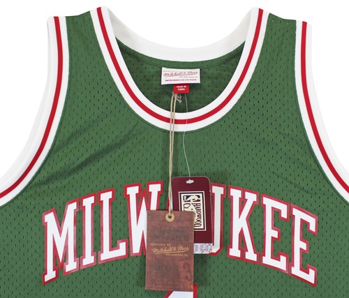 Bucks Oscar Robertson Signed 1970-71 Green M&N Swingman Jersey BAS Witnessed - Picture 6 of 6