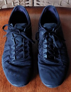 solid black tennis shoes womens