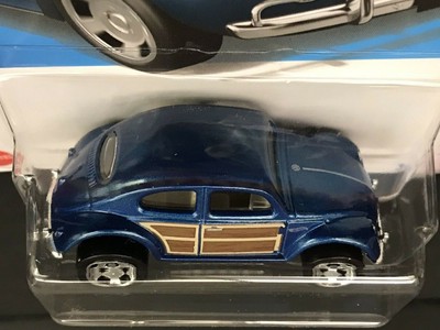 Hot Wheels Volkswagen Beetle Die-Cast Car - Compact Kings 2/5 Blue Edition 1:64 Scale